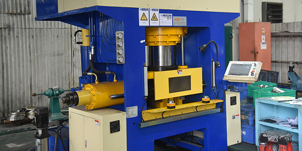 �ײ��ùɷ���������۸��ܶ෽���Ӱ��